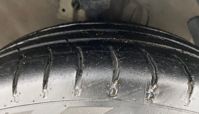 2013 Hyundai i20 MAGNA (O) 1.2, Petrol, Manual, 65,072 km, Right Front Tyre Tread