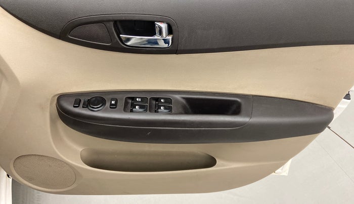 2013 Hyundai i20 MAGNA (O) 1.2, Petrol, Manual, 65,072 km, Driver Side Door Panels Control