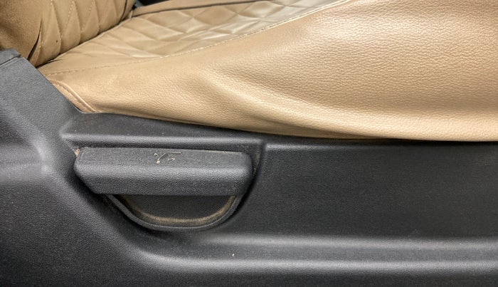 2013 Hyundai i20 MAGNA (O) 1.2, Petrol, Manual, 65,072 km, Driver Side Adjustment Panel