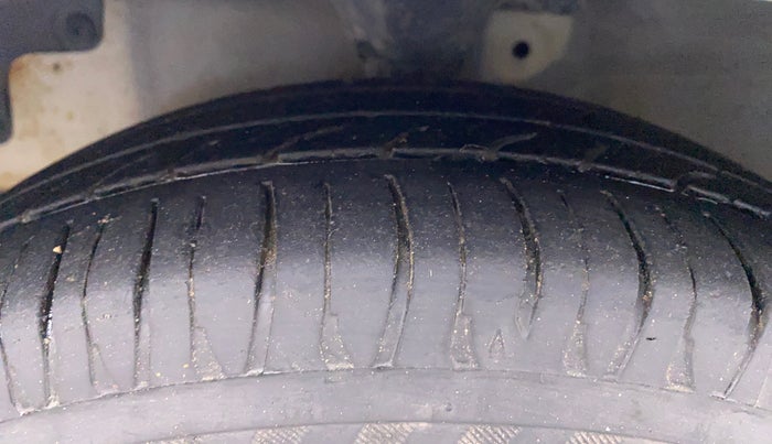 2017 Hyundai Eon MAGNA PLUS, Petrol, Manual, 58,380 km, Left Front Tyre Tread