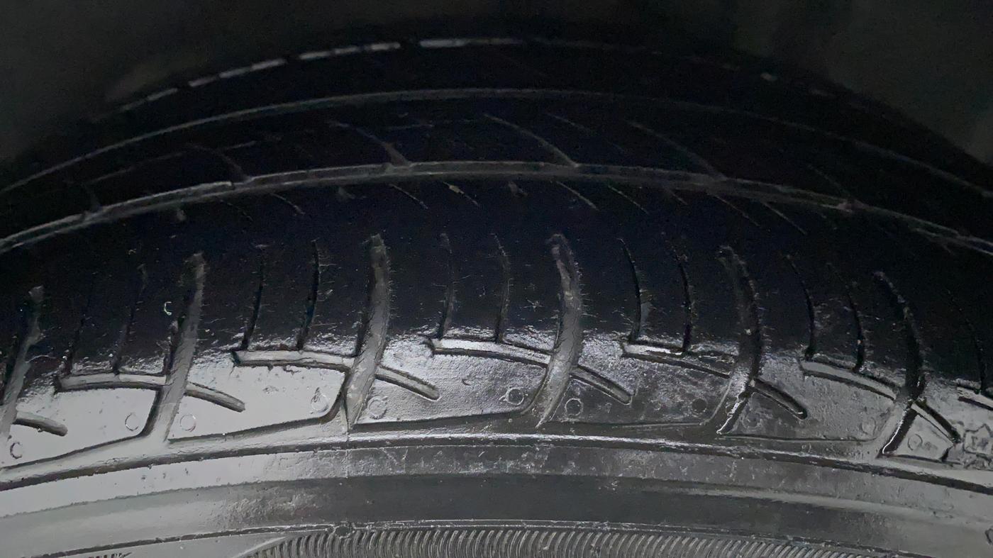 2016 Volkswagen Polo HIGHLINE1.2L PETROL, CNG, Manual, 85,667 km, Left Front Tyre Tread