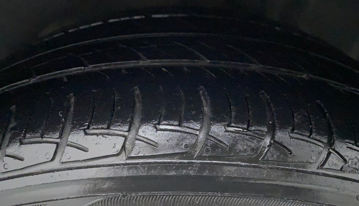 2016 Volkswagen Polo HIGHLINE1.2L PETROL, CNG, Manual, 85,667 km, Left Front Tyre Tread