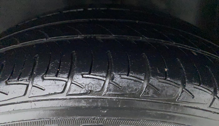 2016 Volkswagen Polo HIGHLINE1.2L PETROL, CNG, Manual, 85,667 km, Left Rear Tyre Tread