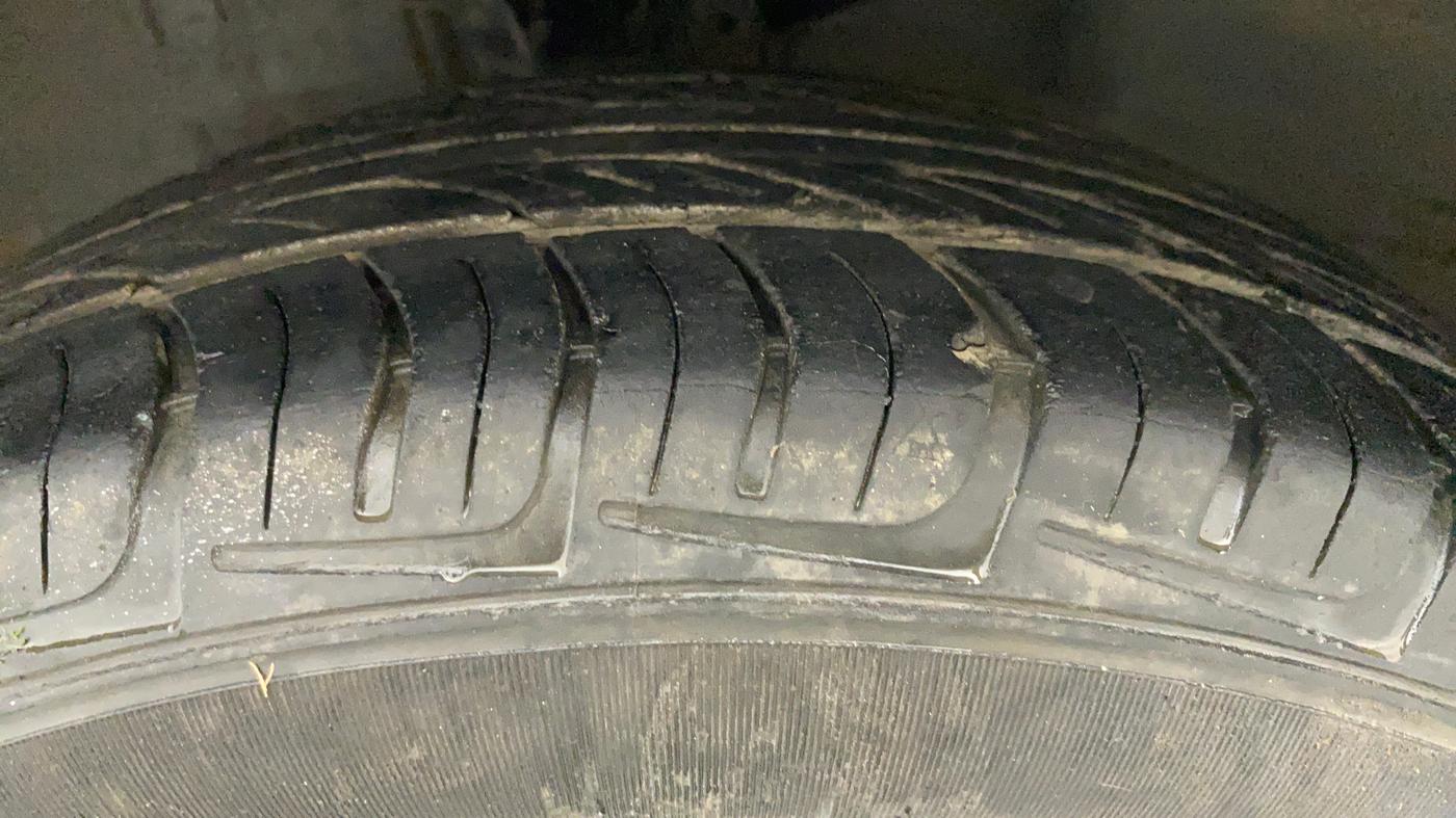 2010 Hyundai i10 MAGNA 1.2, Petrol, Manual, 1,11,237 km, Left Front Tyre Tread
