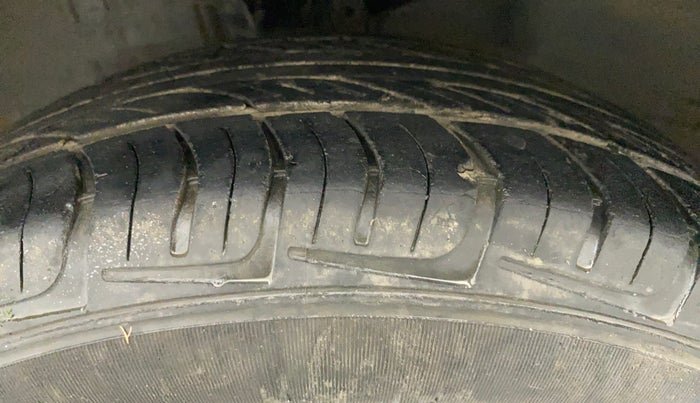 2010 Hyundai i10 MAGNA 1.2, Petrol, Manual, 1,11,237 km, Left Front Tyre Tread