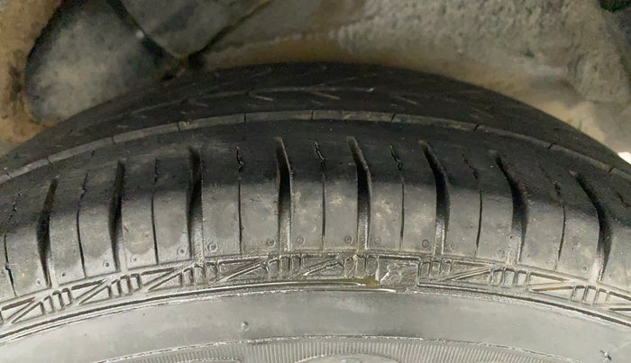 2010 Hyundai i10 MAGNA 1.2, Petrol, Manual, 1,11,237 km, Left Rear Tyre Tread