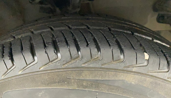 2010 Hyundai i10 MAGNA 1.2, Petrol, Manual, 1,11,237 km, Right Front Tyre Tread