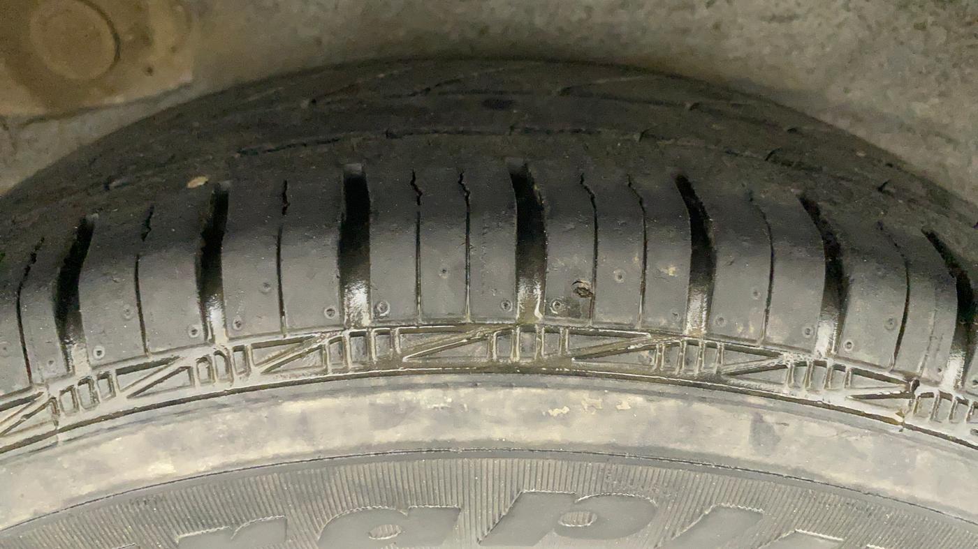 2010 Hyundai i10 MAGNA 1.2, Petrol, Manual, 1,11,237 km, Right Rear Tyre Tread