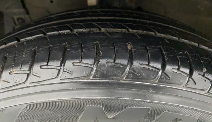 2015 Maruti Ertiga VXI, Petrol, Manual, 39,960 km, Left Front Tyre Tread