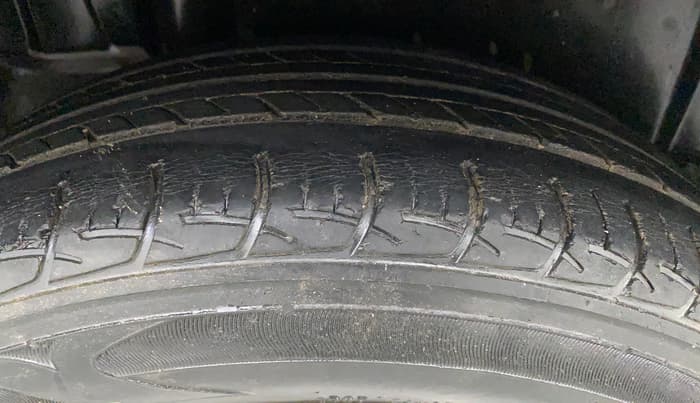 2015 Maruti Ertiga VXI, Petrol, Manual, 39,960 km, Right Rear Tyre Tread