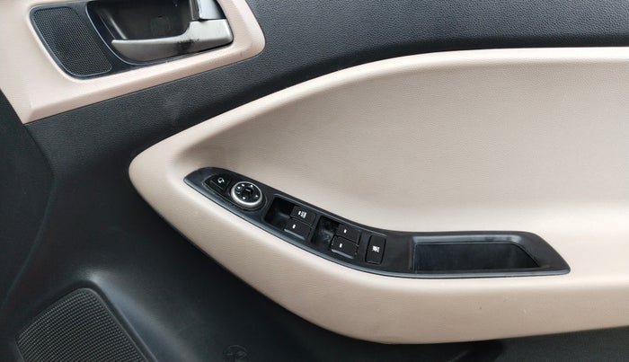 2017 Hyundai Elite i20 SPORTZ 1.2, Petrol, Manual, 1,30,496 km, Driver Side Door Panels Control