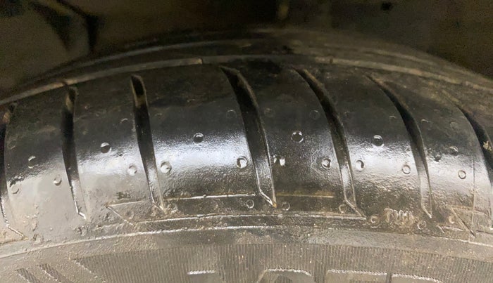 2015 Maruti Ciaz ZDI, Diesel, Manual, 1,17,422 km, Left Front Tyre Tread