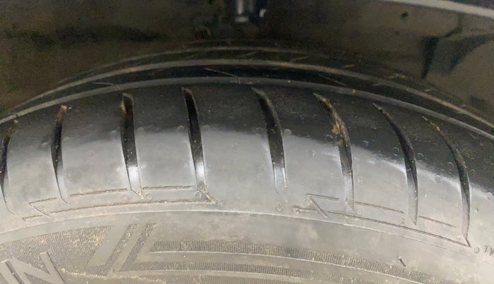 2015 Maruti Ciaz ZDI, Diesel, Manual, 1,17,422 km, Right Front Tyre Tread