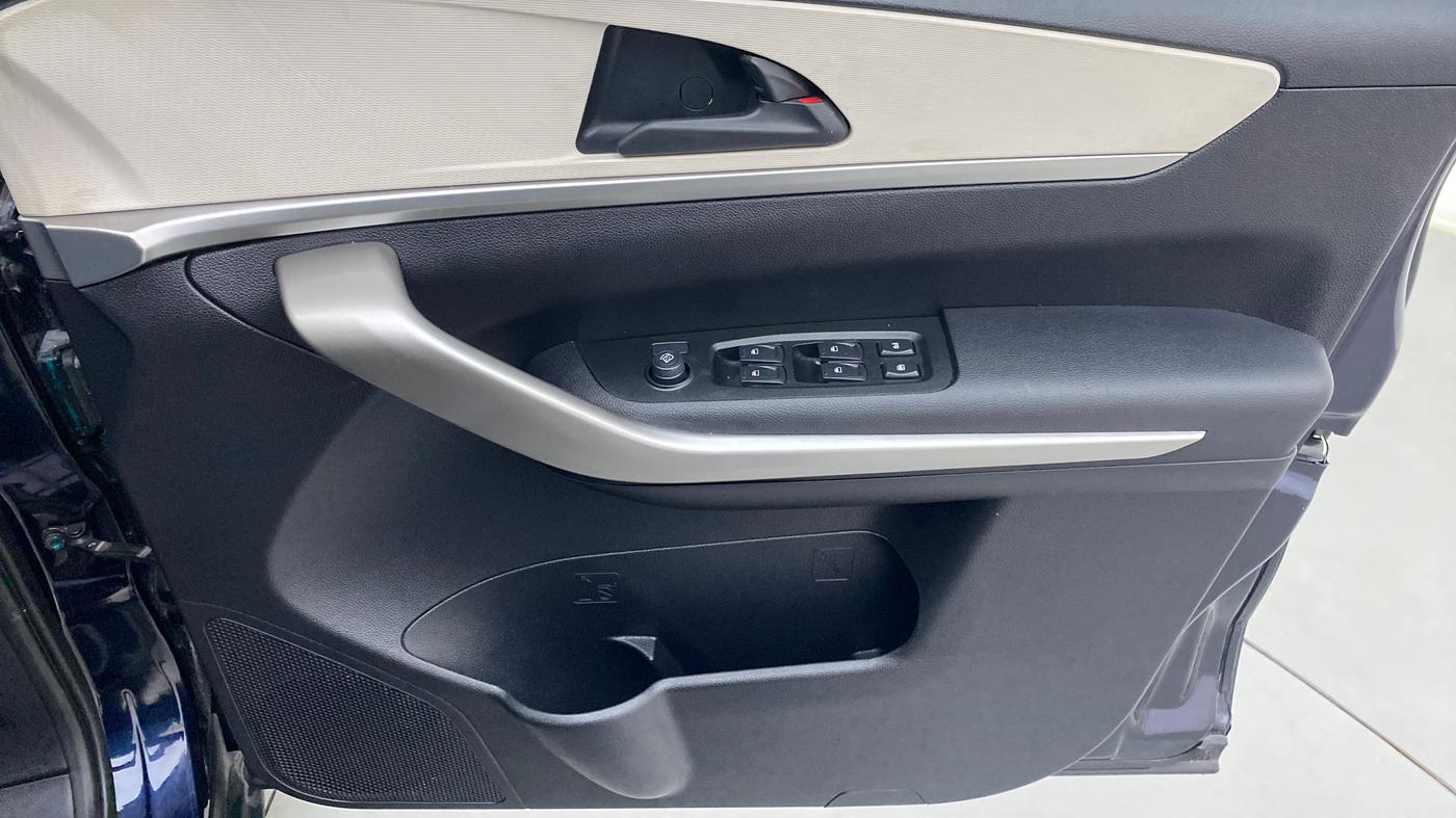 2022 Mahindra XUV700 MX D MT 5 STR, Diesel, Manual, 4,494 km, Driver Side Door Panels Control