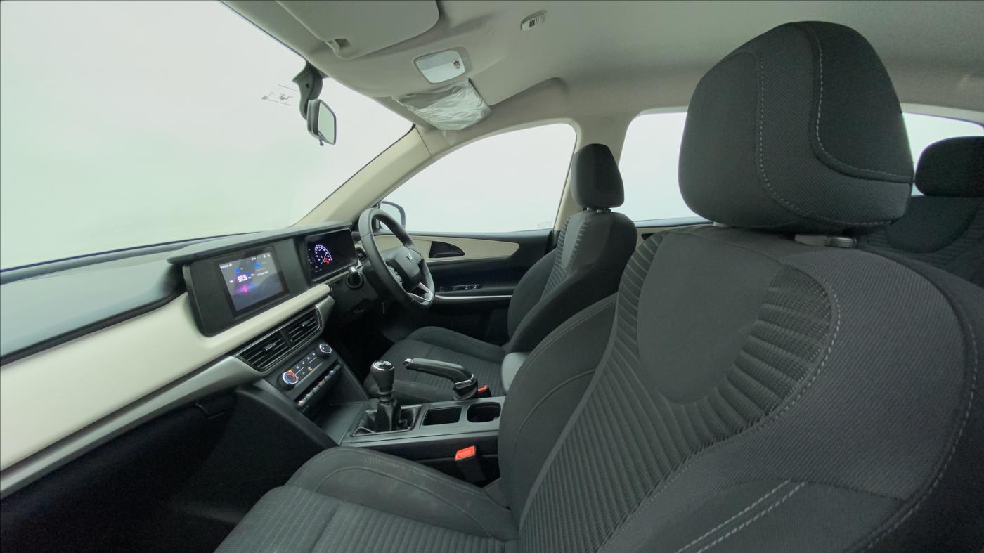 2022 Mahindra XUV700 MX D MT 5 STR, Diesel, Manual, 4,494 km, Right Side Front Door Cabin