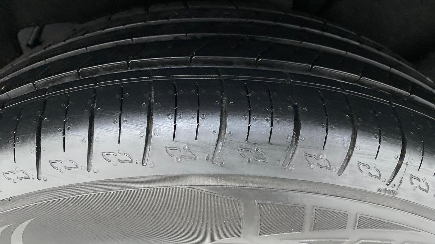 2022 Mahindra XUV700 MX D MT 5 STR, Diesel, Manual, 4,494 km, Left Rear Tyre Tread
