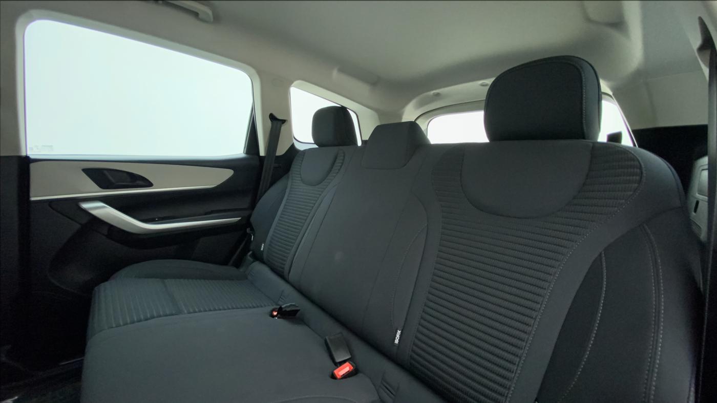 2022 Mahindra XUV700 MX D MT 5 STR, Diesel, Manual, 4,494 km, Right Side Rear Door Cabin