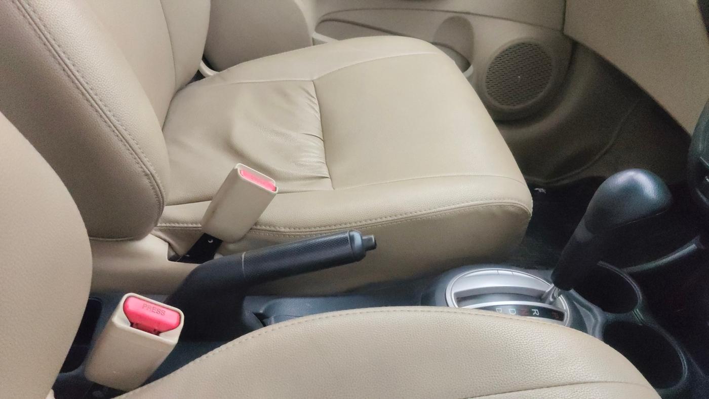 2015 Honda Brio VX AT, Petrol, Automatic, 1,06,401 km, Gear Lever