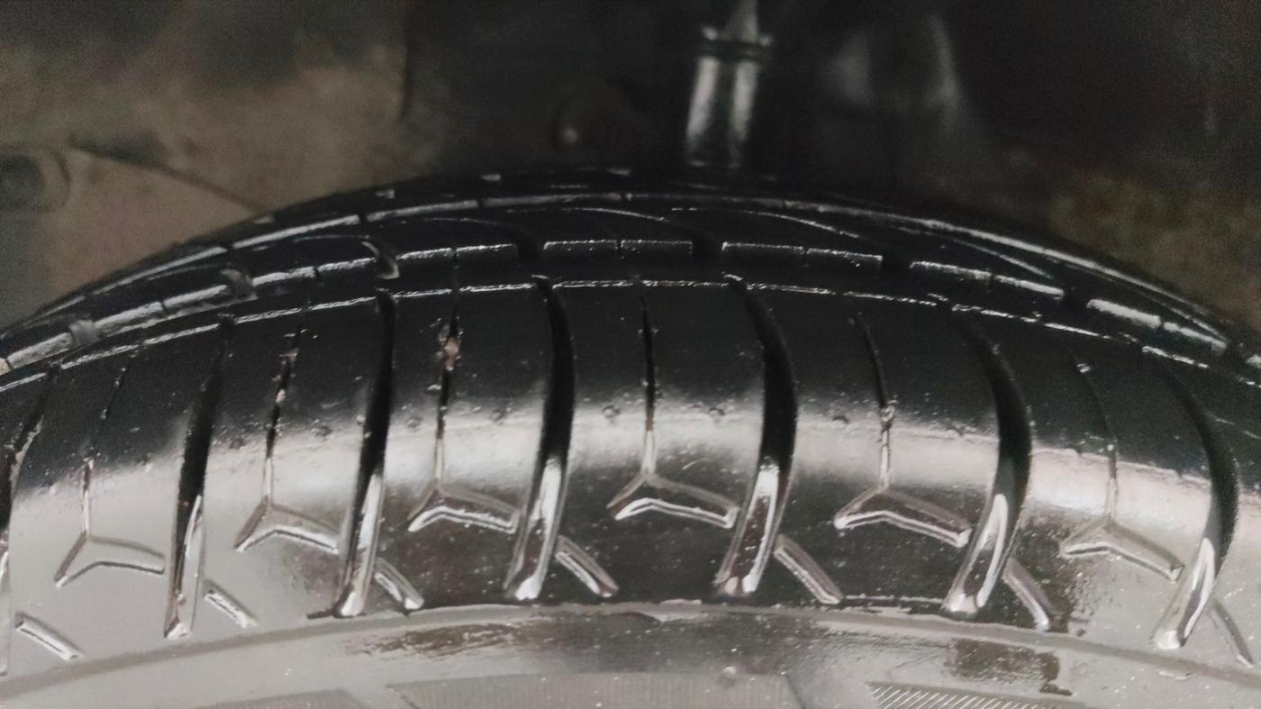 2015 Honda Brio VX AT, Petrol, Automatic, 1,06,401 km, Left Front Tyre Tread