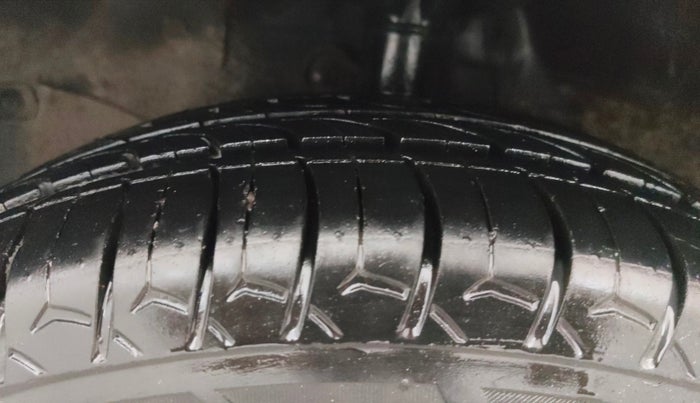 2015 Honda Brio VX AT, Petrol, Automatic, 1,06,321 km, Left Front Tyre Tread