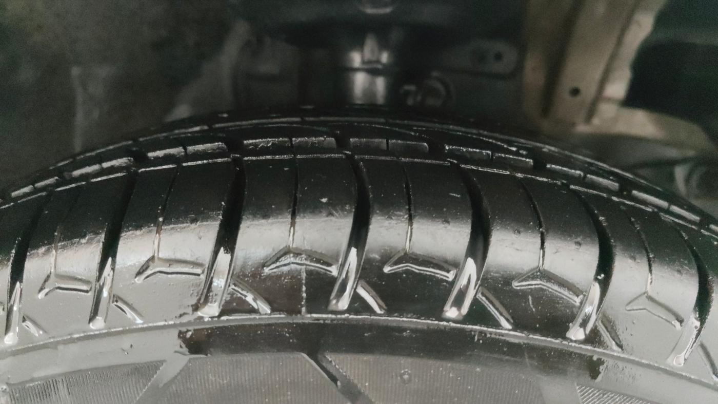 2015 Honda Brio VX AT, Petrol, Automatic, 1,06,401 km, Right Front Tyre Tread
