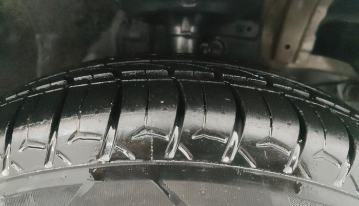 2015 Honda Brio VX AT, Petrol, Automatic, 1,06,321 km, Right Front Tyre Tread