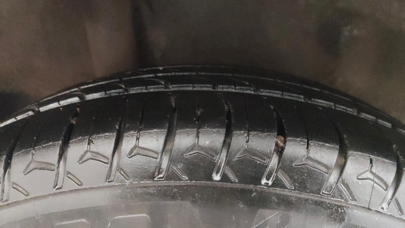 2015 Honda Brio VX AT, Petrol, Automatic, 1,06,401 km, Right Rear Tyre Tread