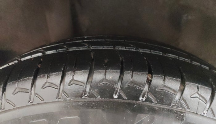 2015 Honda Brio VX AT, Petrol, Automatic, 1,06,321 km, Right Rear Tyre Tread