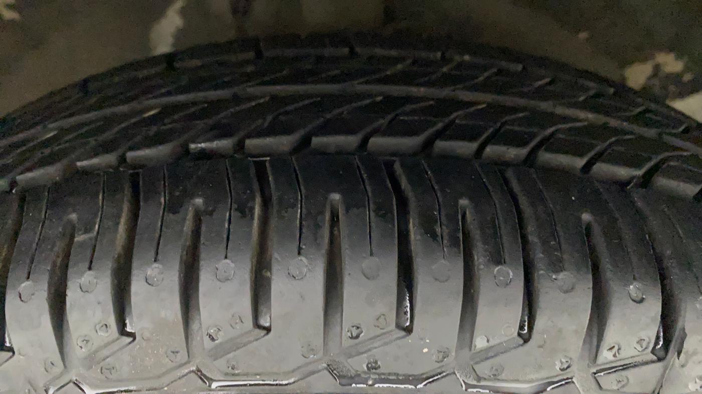 2011 Maruti Swift VXI, Petrol, Manual, 66,846 km, Right Front Tyre Tread