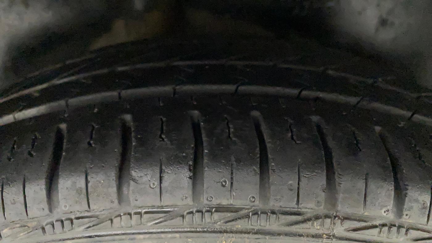 2011 Maruti Swift VXI, Petrol, Manual, 66,846 km, Right Rear Tyre Tread
