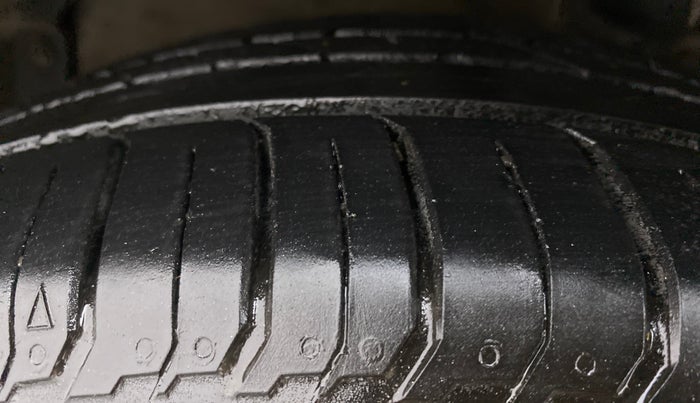 2014 Hyundai Verna FLUIDIC 1.4 VTVT CX, CNG, Manual, 1,05,810 km, Left Front Tyre Tread