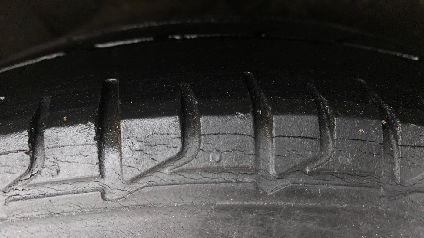 2014 Hyundai Verna FLUIDIC 1.4 VTVT CX, CNG, Manual, 1,05,810 km, Right Rear Tyre Tread