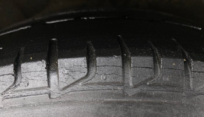 2014 Hyundai Verna FLUIDIC 1.4 VTVT CX, CNG, Manual, 1,05,810 km, Right Rear Tyre Tread