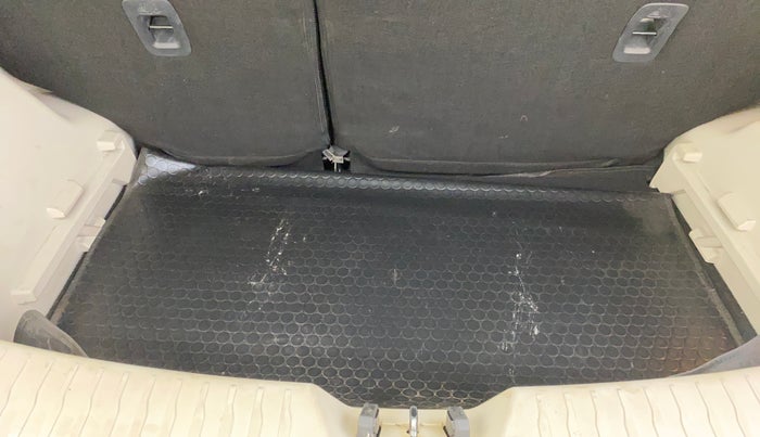 2019 Mahindra XUV300 W8 (O) 1.5 DIESEL AMT, Diesel, Automatic, 64,912 km, Boot Inside