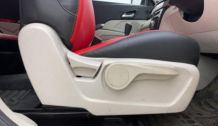 2019 Mahindra XUV300 W8 (O) 1.5 DIESEL AMT, Diesel, Automatic, 64,912 km, Driver Side Adjustment Panel