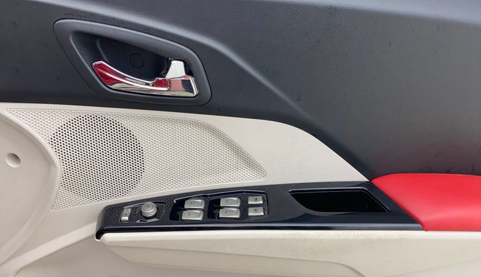 2019 Mahindra XUV300 W8 (O) 1.5 DIESEL AMT, Diesel, Automatic, 64,912 km, Driver Side Door Panels Control