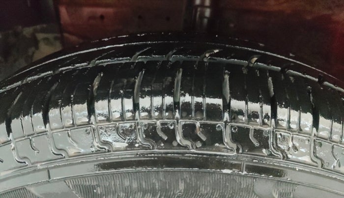 2016 Maruti Swift VXI, Petrol, Manual, 98,776 km, Left Front Tyre Tread