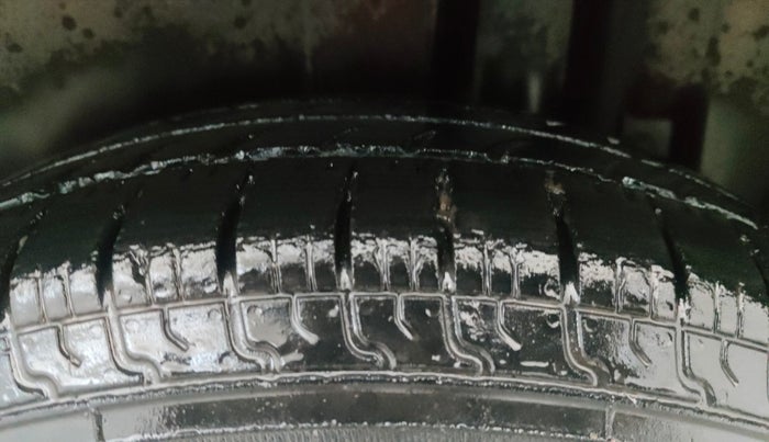 2016 Maruti Swift VXI, Petrol, Manual, 98,776 km, Left Rear Tyre Tread