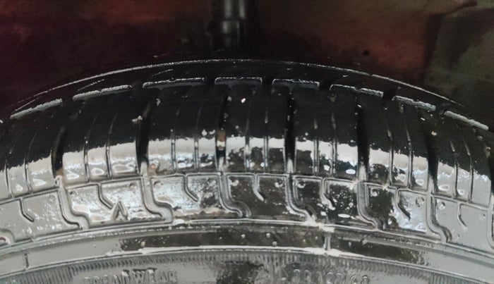 2016 Maruti Swift VXI, Petrol, Manual, 98,776 km, Right Front Tyre Tread