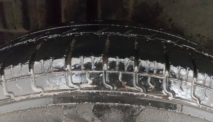 2016 Maruti Swift VXI, Petrol, Manual, 98,776 km, Right Rear Tyre Tread