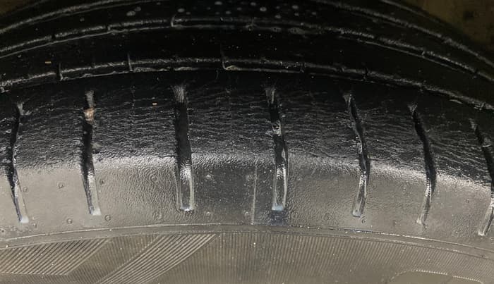 2019 Toyota Glanza V, Petrol, Manual, 33,383 km, Left Front Tyre Tread