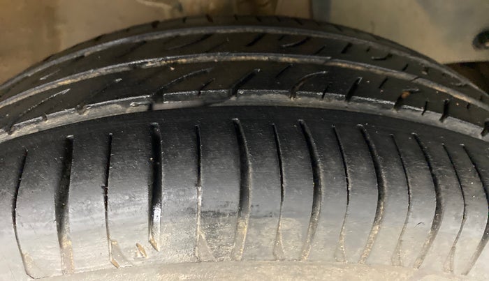 2016 Mahindra Kuv100 K8 6 STR, Petrol, Manual, 37,180 km, Right Front Tyre Tread