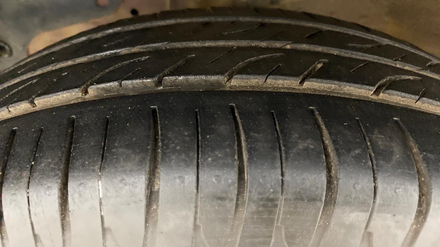 2016 Mahindra Kuv100 K8 6 STR, Petrol, Manual, 37,180 km, Left Front Tyre Tread