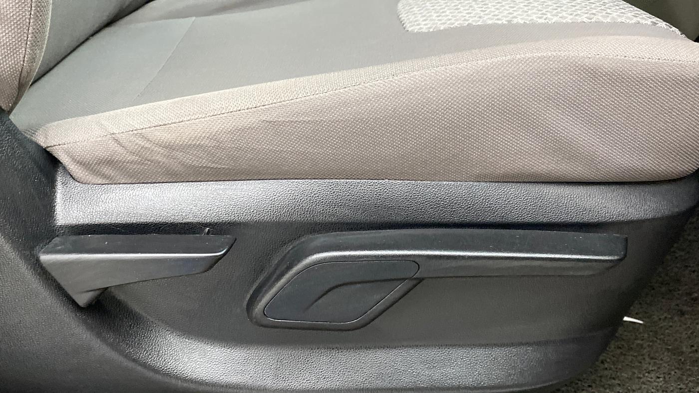 2016 Mahindra Kuv100 K8 6 STR, Petrol, Manual, 37,180 km, Driver Side Adjustment Panel