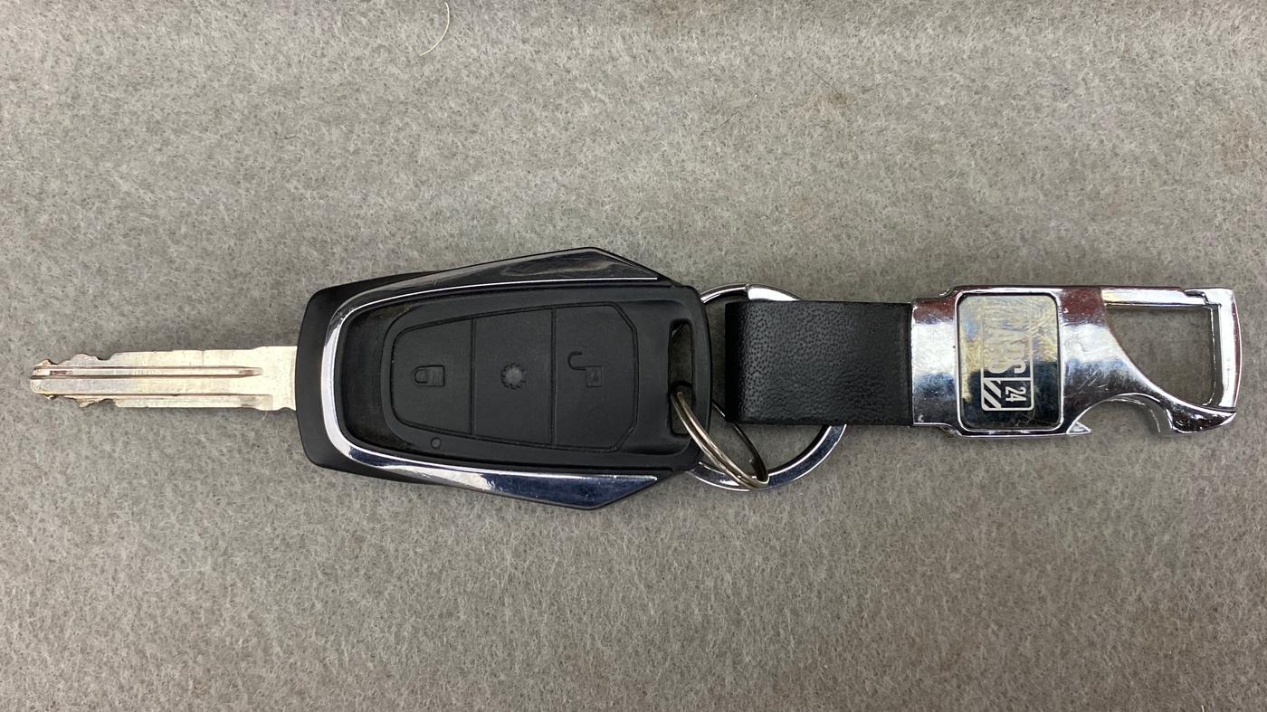 2016 Mahindra Kuv100 K8 6 STR, Petrol, Manual, 37,180 km, Key Close Up