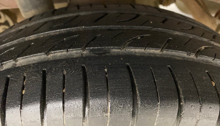 2016 Mahindra Kuv100 K8 6 STR, Petrol, Manual, 37,180 km, Right Rear Tyre Tread