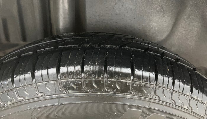 2014 Maruti Swift Dzire VXI, Petrol, Manual, 67,109 km, Right Rear Tyre Tread