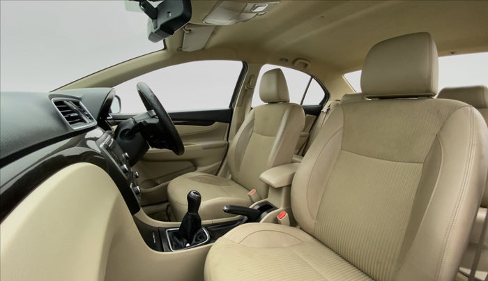 2017 Maruti Ciaz ZXI, Petrol, Manual, 31,654 km, Right Side Front Door Cabin