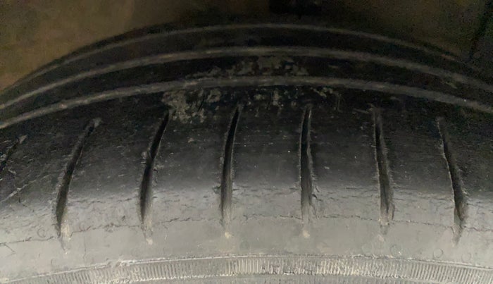 2014 Hyundai Xcent SX 1.2 (O), CNG, Manual, 1,22,025 km, Right Front Tyre Tread