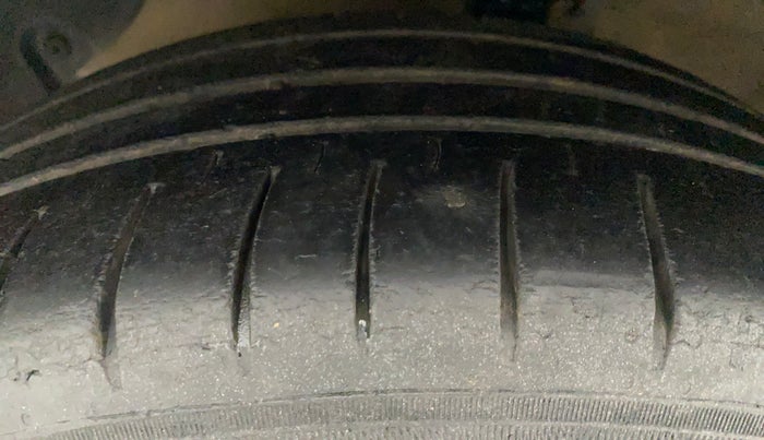 2014 Hyundai Xcent SX 1.2 (O), CNG, Manual, 1,22,025 km, Left Front Tyre Tread